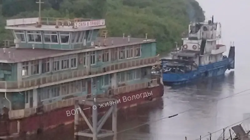 Дебаркадер речного вокзала увезли