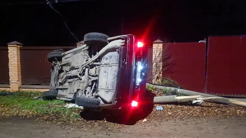 В Вологде водитель BMW снёс столб и врезался в забор