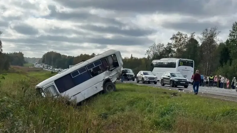 Автобус с туристами из Вологды попал в ДТП