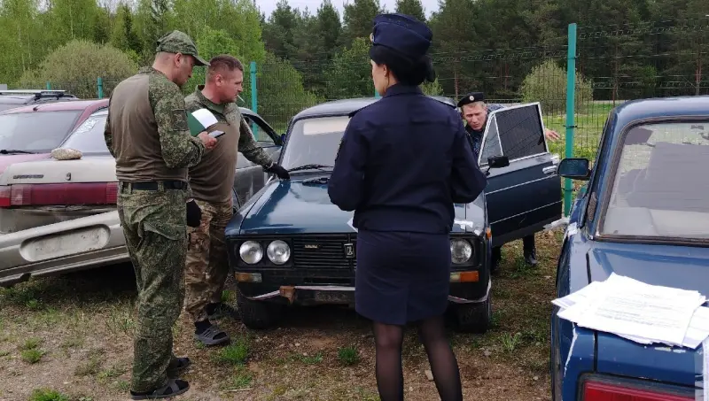Приставы конфискуют машины и передают армии