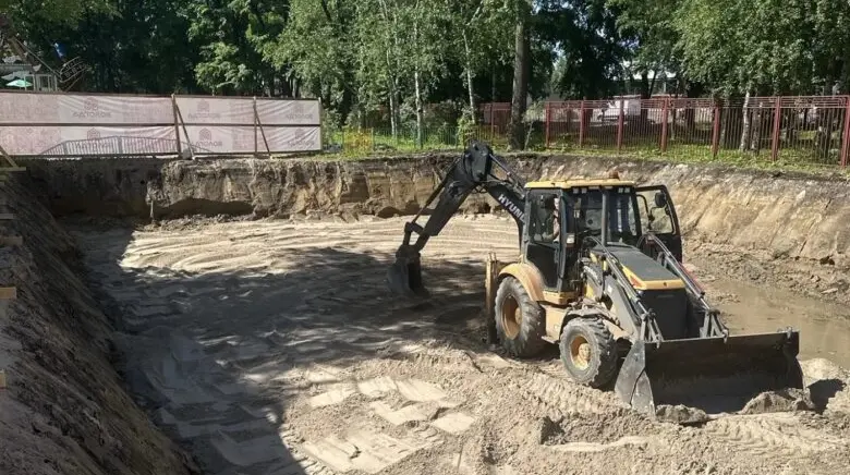 Большой котлован вырыли в парке Ветеранов