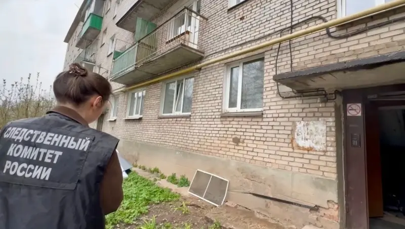 Двое детей выпали из окон