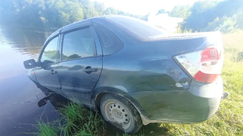Пьяная автоледи снесла столб и пошла купаться